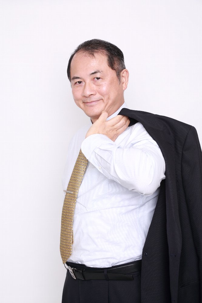 スーツのジャケットを肩にかける男性